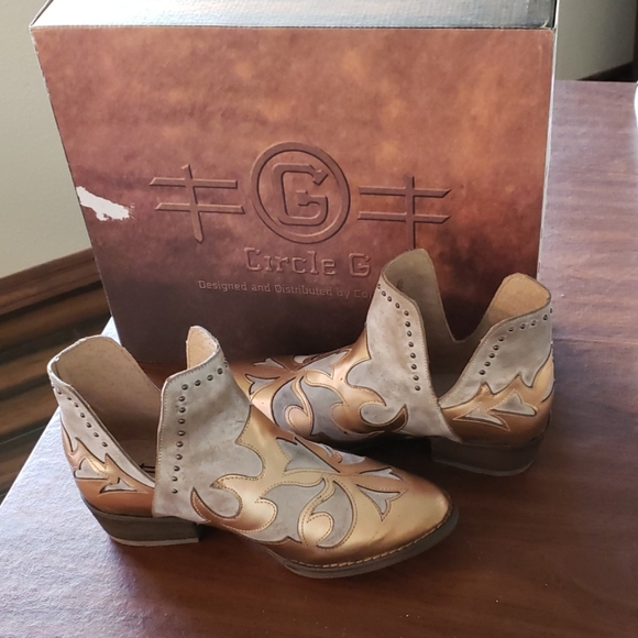 Short boots - Picture 1 of 3